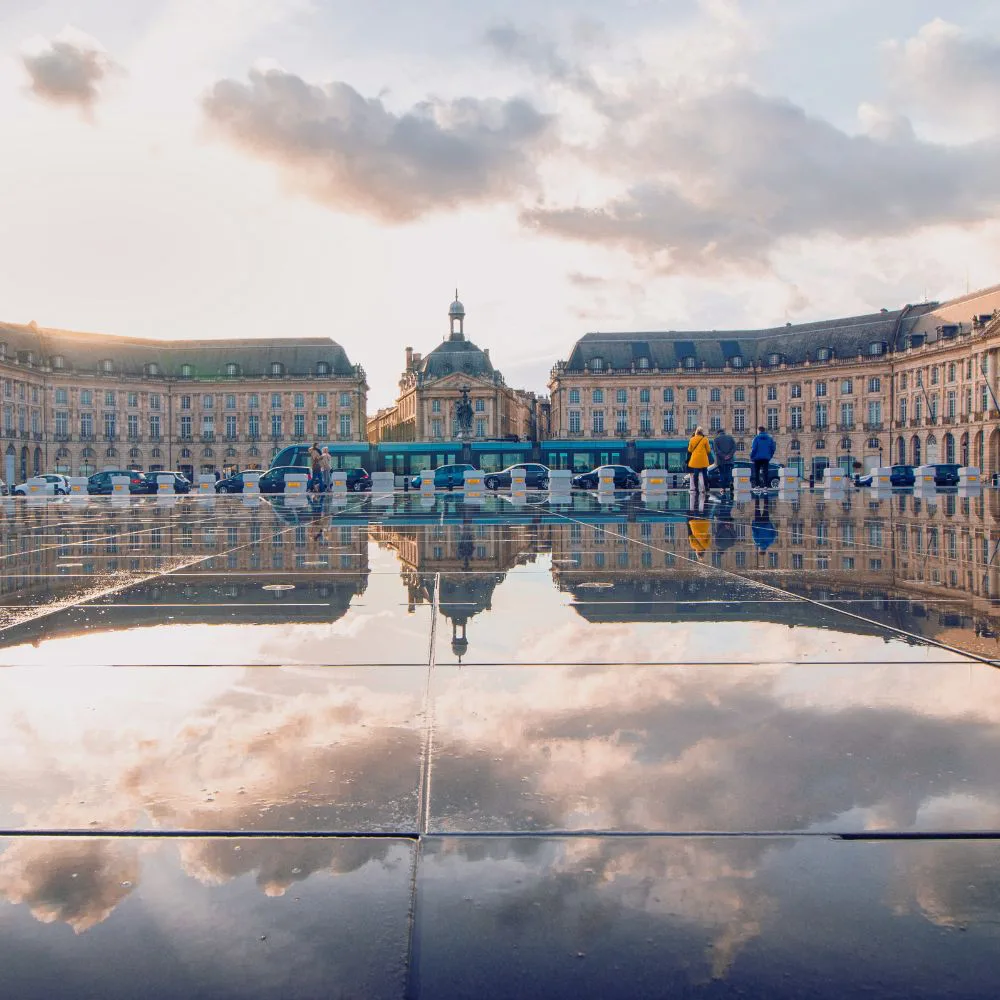 Bordeaux, la place de la Bourse et ses façades reflétées dans le miroir d’eau
