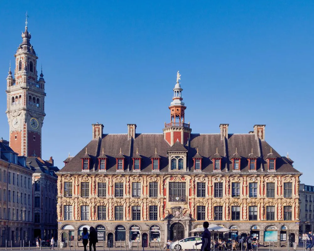 Lille, la Vieille Bourse sur la Grand-Place et le beffroi de la Chambre de commerce