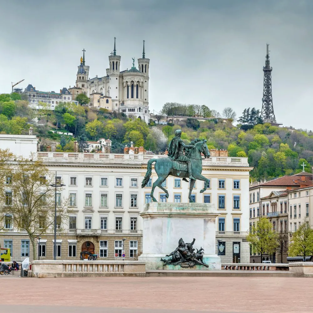 Lyon, la place Bellecour avec la statue de Louis XIV et la basilique de Fourvière en arrière-plan