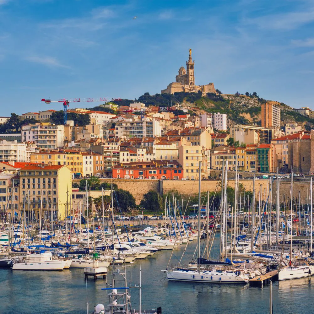 Marseille, le Vieux-Port et ses voiliers avec la basilique Notre-Dame-de-la-Garde sur la colline