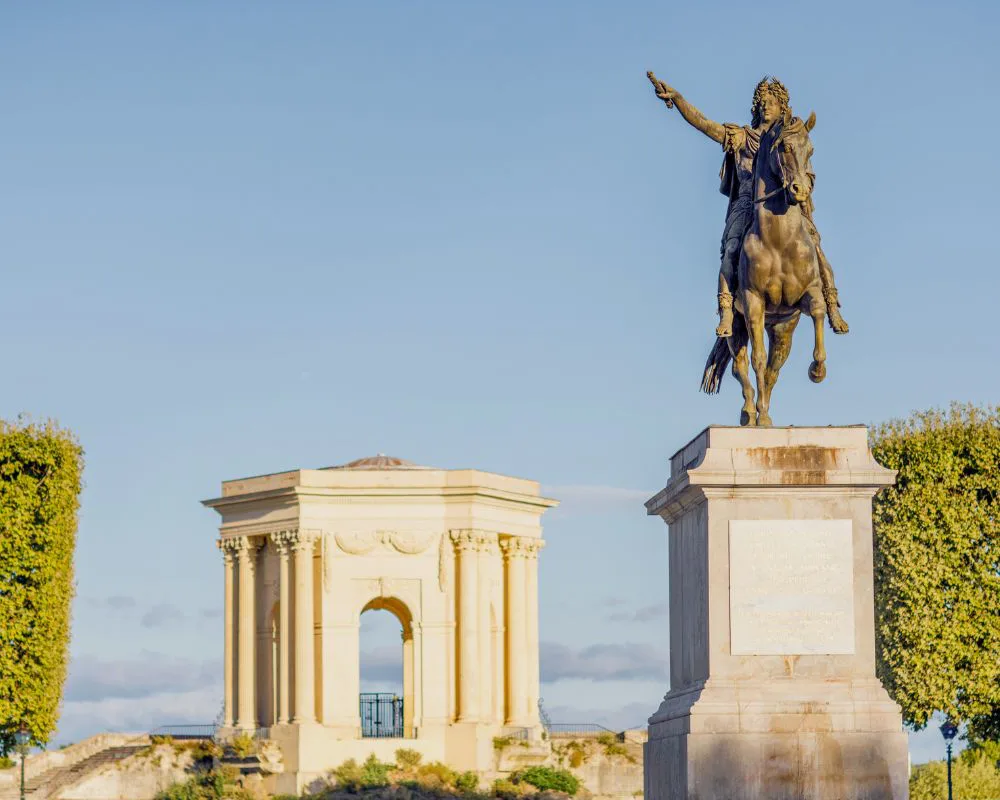 Montpellier, la statue équestre de Louis XIV et le château d’eau de la promenade du Peyrou