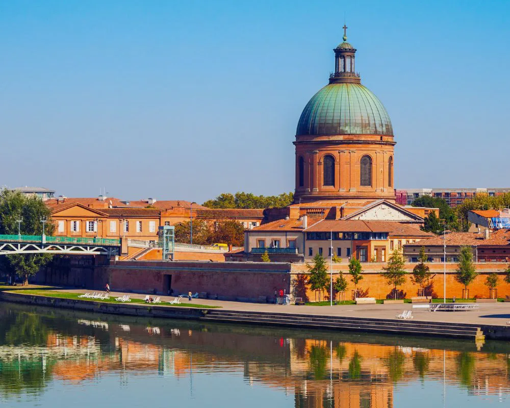Toulouse, le dôme de la Grave et ses briques roses se reflétant dans la Garonne